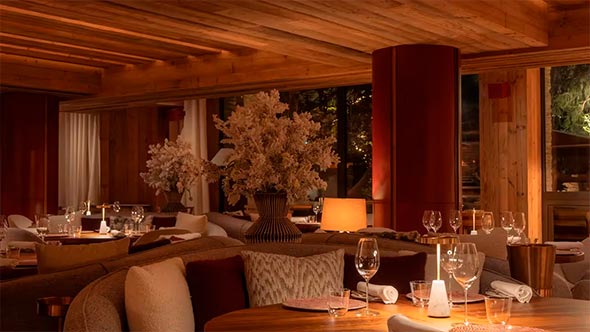 Вечерняя атмосфера в ресторане SALTO в Rosewood Courchevel, предлагающем блюда Пьемонта и Доломитовых Альп. / Evening ambiance at SALTO restaurant in Rosewood Courchevel, serving dishes from Piedmont and the Dolomites.