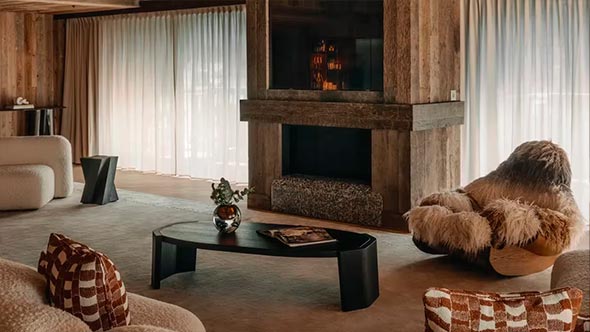 Интерьер Signature House в Rosewood Courchevel, сочетающий элементы альпийского шале и современную роскошь. / Interior of a Signature House at Rosewood Courchevel, blending alpine chalet elements with modern luxury.