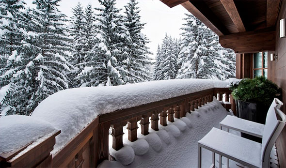 Контекстная иллюстрация: Въезд в шале, покрытое снегом, рядом с частным транспортом, подчеркивающая контроль над логистикой и расходами.