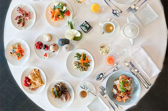 Роскошное блюдо с кавиаром Prunier Ossetra и лобстером из Новогоднего Гала-меню в H&ocirc;tel Royal &Eacute;vian Resort Festivities 2025.