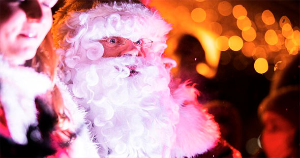 Прибытие Санта-Клауса на повозке с оленем Густавом и эльфами в Мерибеле 24 декабря