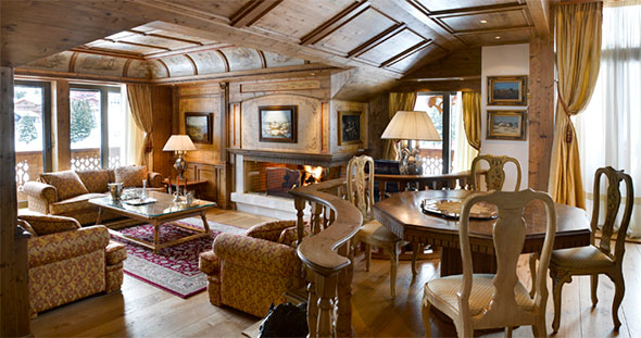 Просторная гостиная и кухня современного альпийского апартамента в Куршевеле, демонстрирующая семейный комфорт