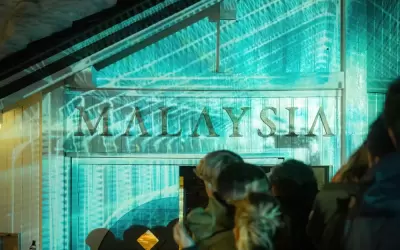 Entrance to Le Malaysia nightclub in Val Thorens with neon light projection