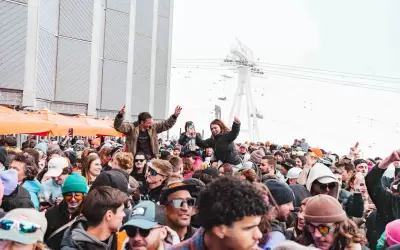 Crowd of people partying at Le Zinc gastro bar terrace in Val Thorens