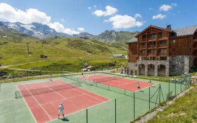 People playing tennis on courts in Val Thorens