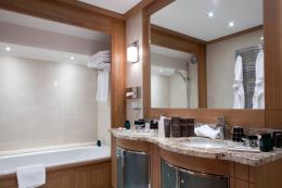 Lovely Suite King Bed Slopes View