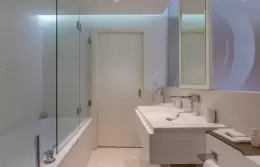 Superior Room bathroom with bathtub and glass screen, Hotel Mont-Blanc Chamonix