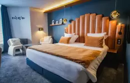 King-size bed with velvet headboard in a Double Room with slopes view, Fahrenheit Seven Val Thorens