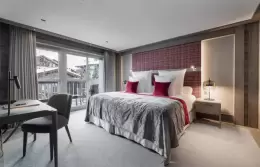 The bedroom of a Suite Deluxe at Le K2 Chogori, Val d'Isere