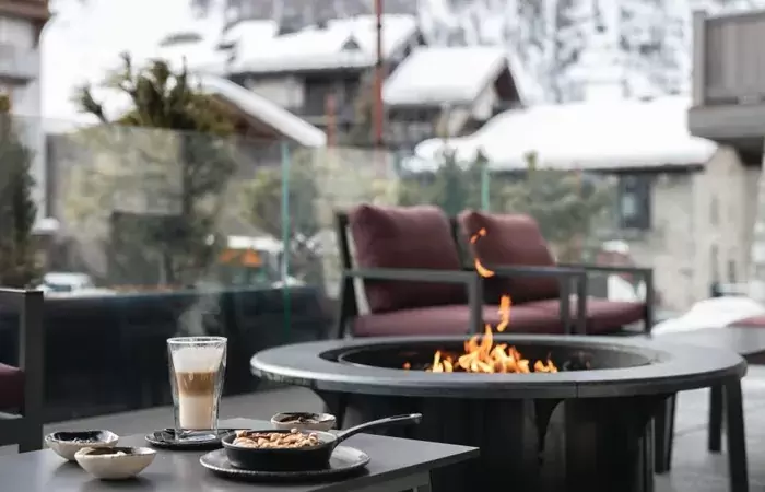 Tea time at the Le 1954 bar, Le K2 Chogori, Val d'Isere