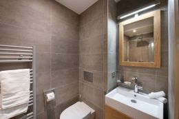 A32 - Apartment 3 bedrooms and 1 dormitory with window - 184 m²