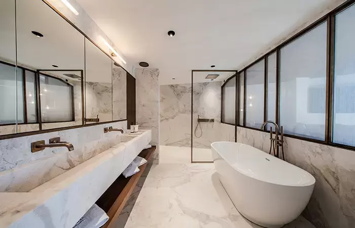 Master bathroom with marble finish in chalet Cristal.