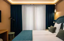 Classic Room with a king-size bed, an armchair and a window onto the mountains at Barma, La Tania