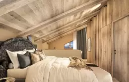 Duplex Junior Suite bedroom under the roof slope with a balcony door at Barma, La Tania