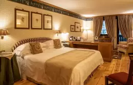 A Deluxe Room with a double bed and writing desk at Hotel Hermitage, Breuil-Cervinia
