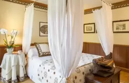 A canopy bed in a Prestige Suite at Hotel Hermitage, Breuil-Cervinia